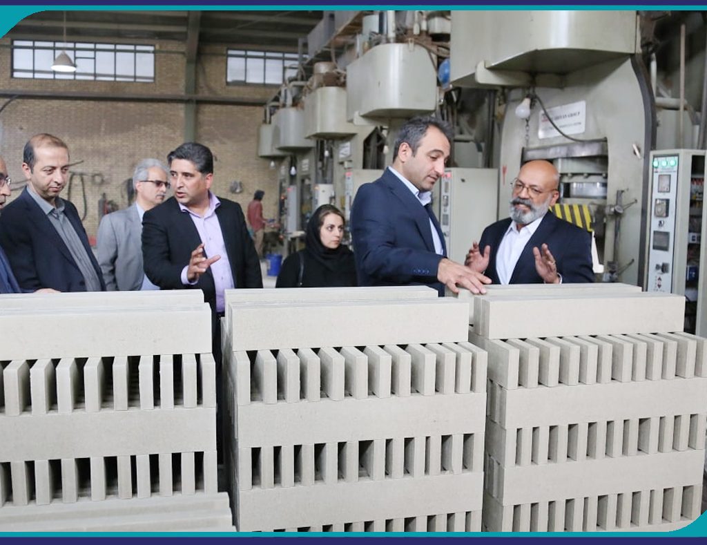 بازدید رئیس و اعضای هیات مدیره سازمان از کارخانه آجرنمای کویر یزد